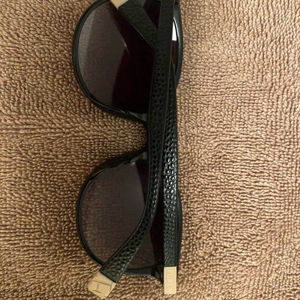 Stylish Black Sunglasses - Picture 2 of 3